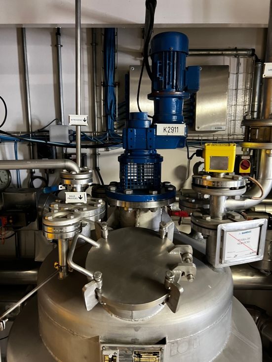 Reactor justinox acero inoxidable 370 litros con media caña y calorifugado de segunda mano