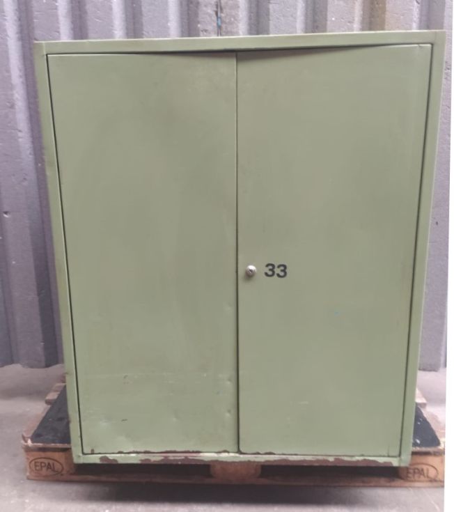 Armario metálico con puerta y 2 estanterías regulables con sobre de madera