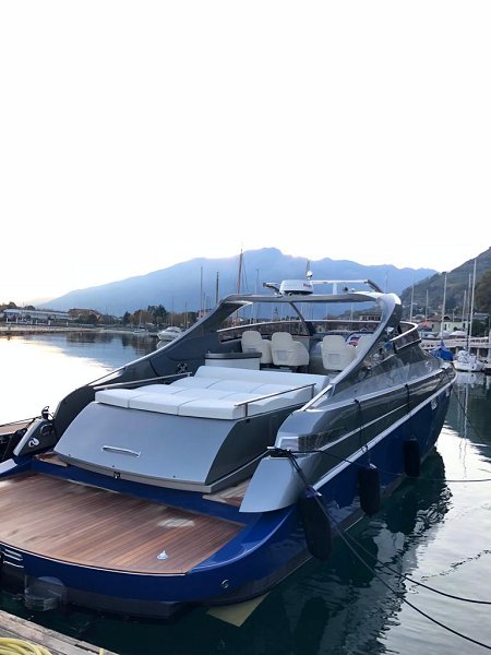 Open/runabout de 14,25 m de eslora