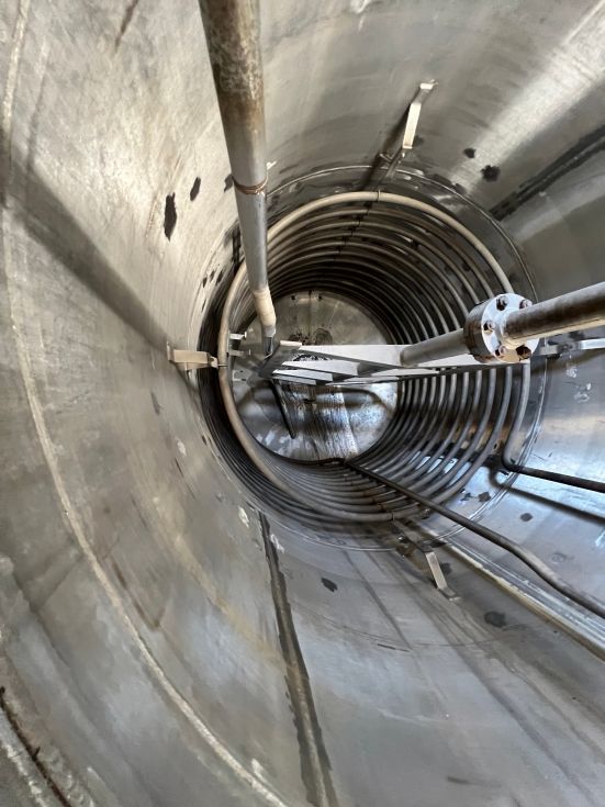 Reactor acero inoxidable 25.000 litros con agitacion y serpentin interior de segunda mano