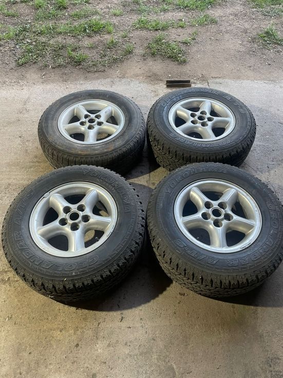 3 neumáticos + 4 llantas
