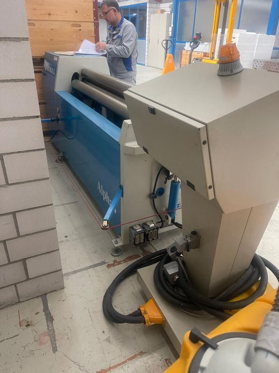 4 roll plate bender COMAL - Alpha 4 MACH-ID 8555 Make: COMAL Type: Alpha 4 Year: 2003