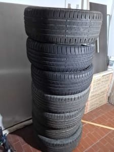 Un montón de neumáticos