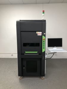 Máquina de marcado y grabado láser de fibra de 50 W cerrada (110x110 mm) FREUTEK LMM0008
