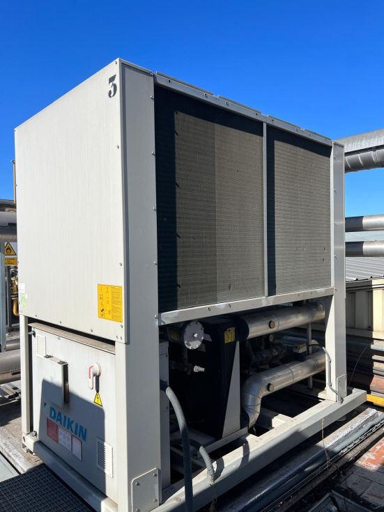 Grupo de frio de tornillo refrigerada por aire daikin ewad100e-ss021