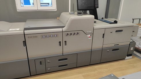 Máquina impresora láser marca Ricoh modelo Pro C7200X. L17
