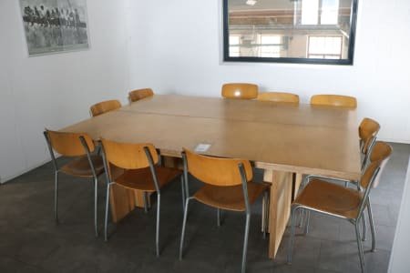 Break table with chairs
