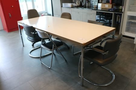 Break table with chairs