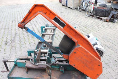 Metal hacksaw with roller conveyor
