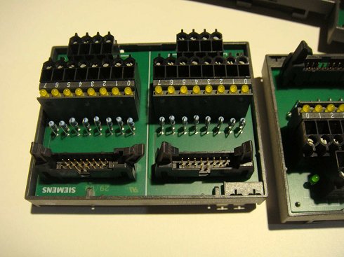 Lote de 4 módulos de conexión SIEMENS TPK DE 2X8 CANALES.  Terminales de Tornillo con LEDs.  (463)