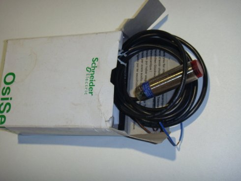 Sensor fotoeléctrico TELEMECANIQUE XUB0BPSNL2. Diámetro M18. Cuerpo metálico. Conexión por cable. cable: 2m. Alcance 3m con reflector XUZC50 NO INCLUIDO . Alimentación: 12….24 Vdc.  PNP . (618)