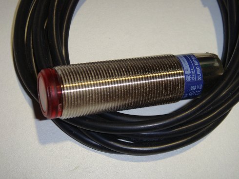 Sensor fotoeléctrico TELEMECANIQUE XUB0BPSNL2. Diámetro M18. Cuerpo metálico. Conexión por cable. cable: 2m. Alcance 3m con reflector XUZC50 NO INCLUIDO . Alimentación: 12….24 Vdc.  PNP . (618)
