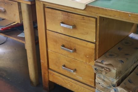 2 workbenches