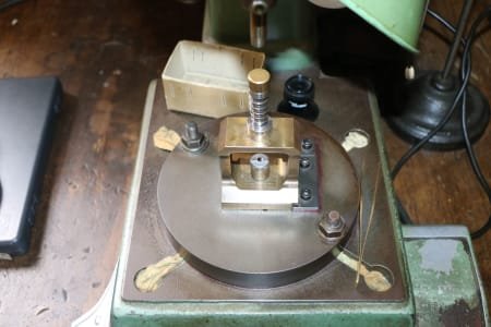 Wobble riveting machine