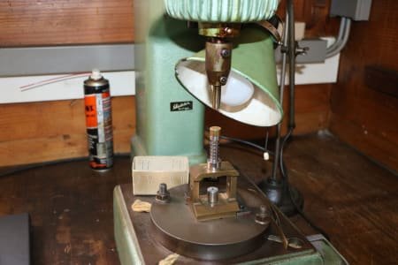 Wobble riveting machine