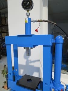 HBM P 10 Workshop press - hydraulic