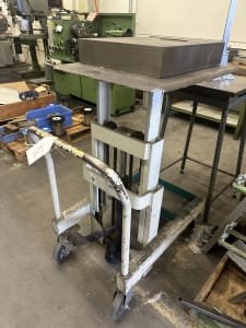 Scissor lift table