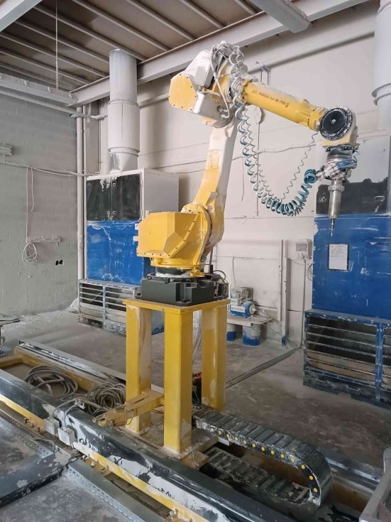 CÉLULA ROBOTIZADA CORTE FANUC M-710iC/50