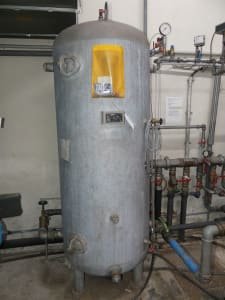 2 pieces Compressed Air Tanks