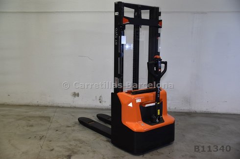 Apilador autopropulsado BT SHE100