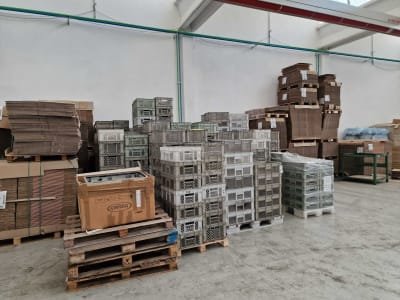 Stock de cajas de plástico perforadas