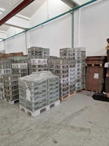 Stock de cajas de plástico perforadas