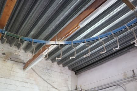 Motorised overhead conveyor with hook