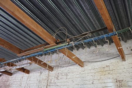 Motorised overhead conveyor with hook