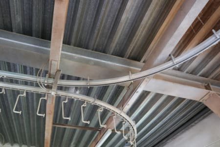 Motorised overhead conveyor with hook