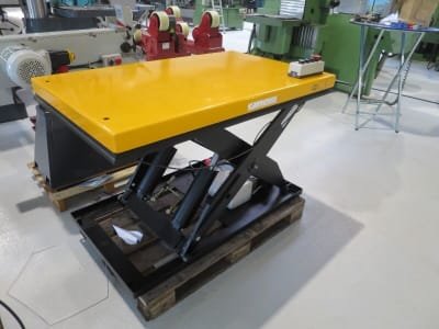 UWM UWM 2000 Scissor lift table