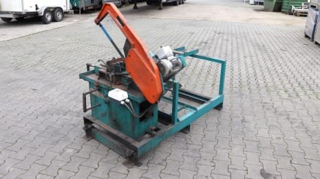 Metal hacksaw with roller conveyor