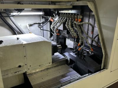 Torno tipo suizo CNC con transportador de viruta HANWHA XD 20II-V