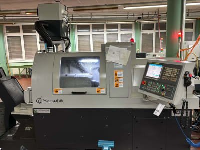 Torno tipo suizo CNC con transportador de viruta HANWHA XD 20II-V