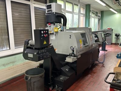 Torno tipo suizo CNC con transportador de viruta HANWHA XE 20H