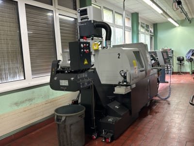 Torno tipo suizo CNC con transportador de viruta HANWHA XE 20H