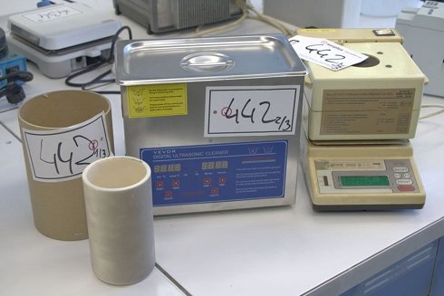 Ceramic container/ultrasonic cleaner/densitometer with direct display