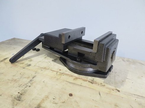 WMT 13 - 160 Machine vise with turntable