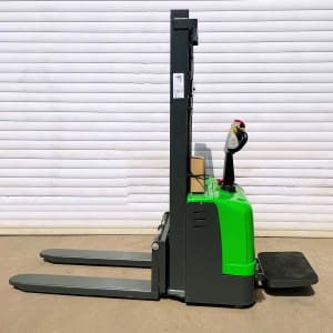 FREUTEK NNT0012 Electric Stacker with Platform 2000 kg - 3000mm