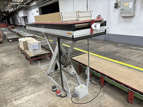 WTT E10.10.5.1.0.RB Scissor lift table with roller conveyor