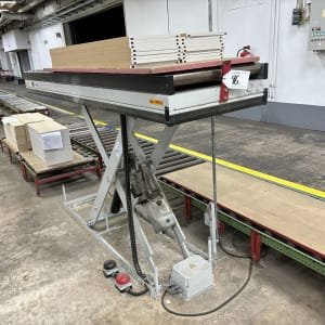 WTT E10.10.5.1.0.RB Scissor lift table with roller conveyor