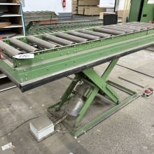 Scissor lift table with roller conveyor