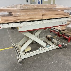 Scissor lift table with roller conveyor