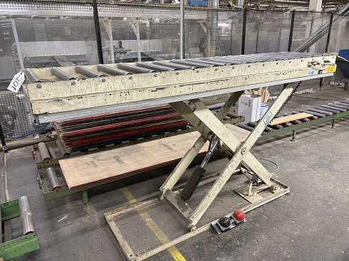 Scissor lift table with roller conveyor