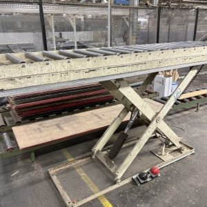 Scissor lift table with roller conveyor