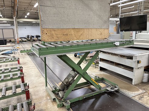 Scissor lift table with roller conveyor