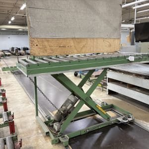 Scissor lift table with roller conveyor