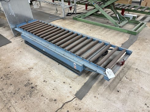 Scissor lift table with roller conveyor