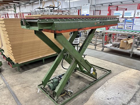 Scissor lift table with roller conveyor