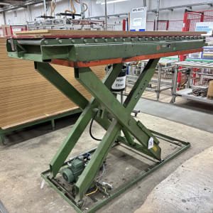 Scissor lift table with roller conveyor