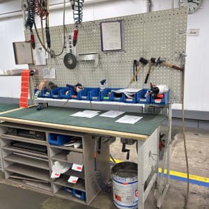 Height-adjustable workbench